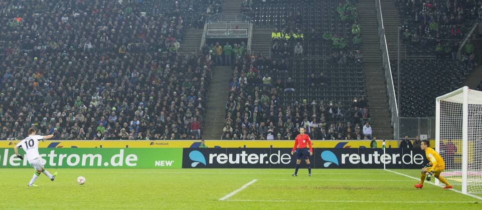 Mönchengladbach, 17.12.2014, Borussia Park Tor zum 1:0 durch einen Elfmeter von Max Kruse (BMG) gegen Torwart Raphael Wolf (Werder) VfL Borussia Mönchengladbach - Werder Bremen mm