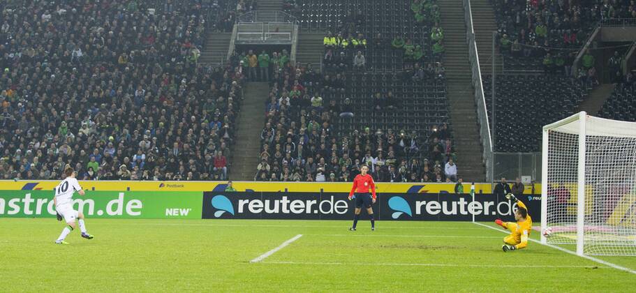 Mönchengladbach, 17.12.2014, Borussia Park Tor zum 1:0 durch einen Elfmeter von Max Kruse (BMG) gegen Torwart Raphael Wolf (Werder) VfL Borussia Mönchengladbach - Werder Bremen mm