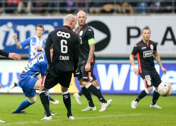 - GENT, BELGIUM: Gent s Brecht Dejaegere (L) pictured scoring the 1-1 goal during the Jupiler Pro League match between KAA Gent and Standard de Liege in Gent, Sunday 21 December 2014, on day 20 of the Belgian soccer championship. VIRGINIExLEFOUR x04526429x