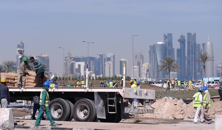 Fussball International FIFA WM 2022 in Katar 21.12.2014 Eine Baustelle vor der Skyline in Doha im Vorfeld der WM 2022 