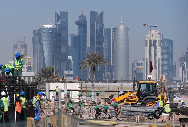 Fussball International FIFA WM 2022 in Katar 21.12.2014 Eine Baustelle vor der Skyline in Doha im Vorfeld der WM 2022 