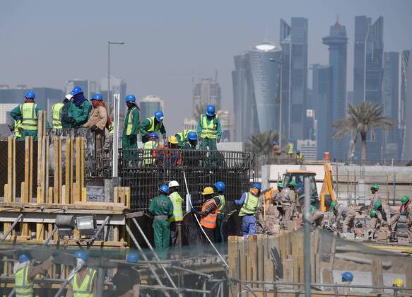 Fussball International FIFA WM 2022 in Katar 21.12.2014 Eine Baustelle vor der Skyline in Doha im Vorfeld der WM 2022 