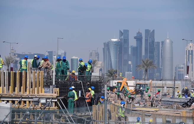 Fussball International FIFA WM 2022 in Katar 21.12.2014 Eine Baustelle vor der Skyline in Doha im Vorfeld der WM 2022