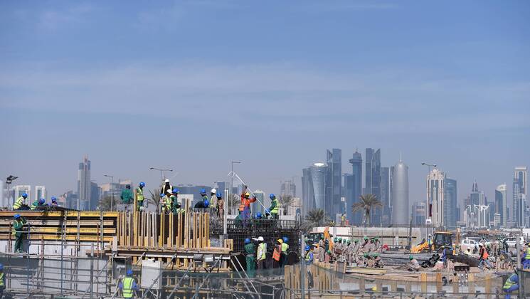 Fussball International FIFA WM 2022 in Katar 21.12.2014 Eine Baustelle vor der Skyline in Doha im Vorfeld der WM 2022 
