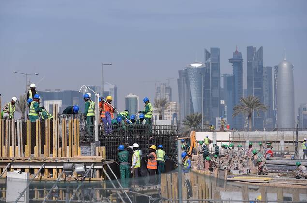 Fussball International FIFA WM 2022 in Katar 21.12.2014 Eine Baustelle vor der Skyline in Doha im Vorfeld der WM 2022 