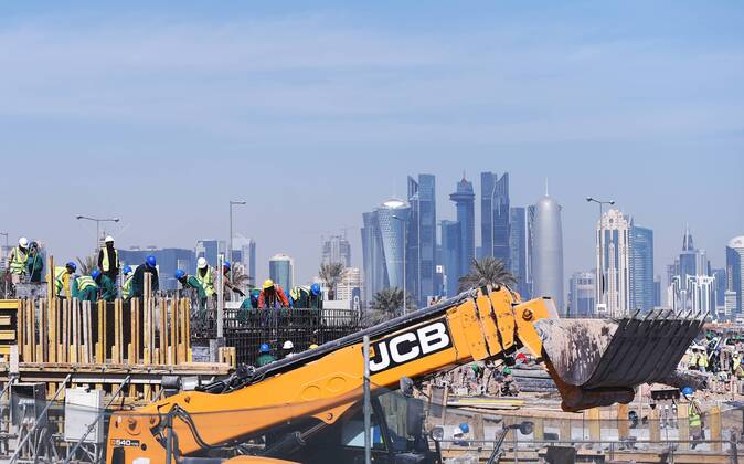 Fussball International FIFA WM 2022 in Katar 21.12.2014 Eine Baustelle vor der Skyline in Doha im Vorfeld der WM 2022 