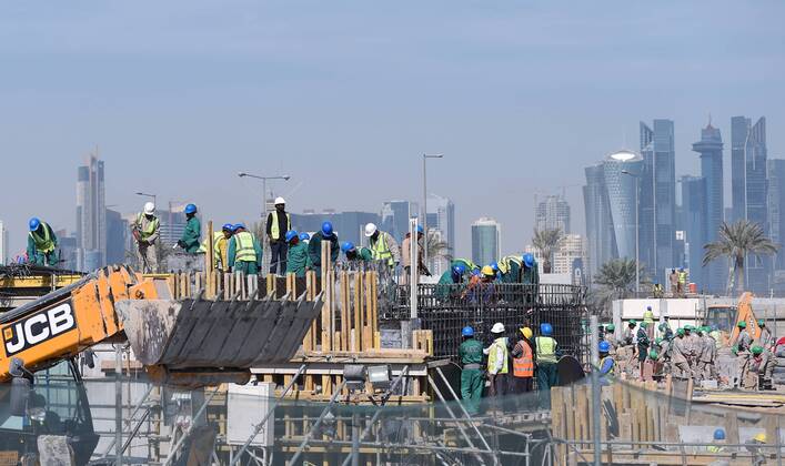 Fussball International FIFA WM 2022 in Katar 21.12.2014 Eine Baustelle vor der Skyline in Doha im Vorfeld der WM 2022