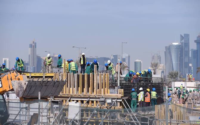 Fussball International FIFA WM 2022 in Katar 21.12.2014 Eine Baustelle vor der Skyline in Doha im Vorfeld der WM 2022 