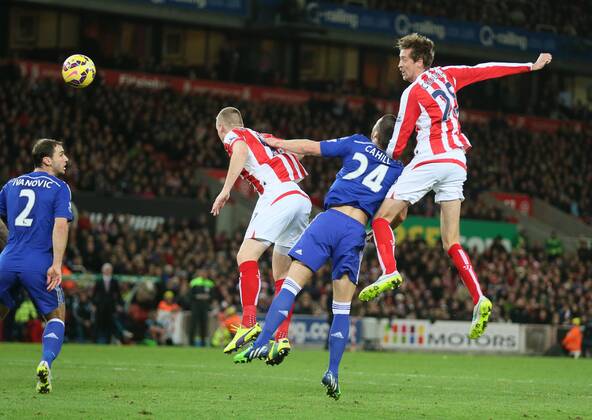 Aktuell Fußball, England, Premier League, Stoke City - FC Chelsea Peter Crouch of Stoke City directs a are chance towards the goal - Barclays Premier League - Stoke City vs FC Chelsea -- Britannia Stadium - Stoke - England - 22nd December 2014 - EDITORIAL USE ONLY. No use with unauthorised audio, video, data, fixture lists, club league logos or live services. Online in-match use limited to 120 images, no video emulation. No use in betting, games or single club league player publications.