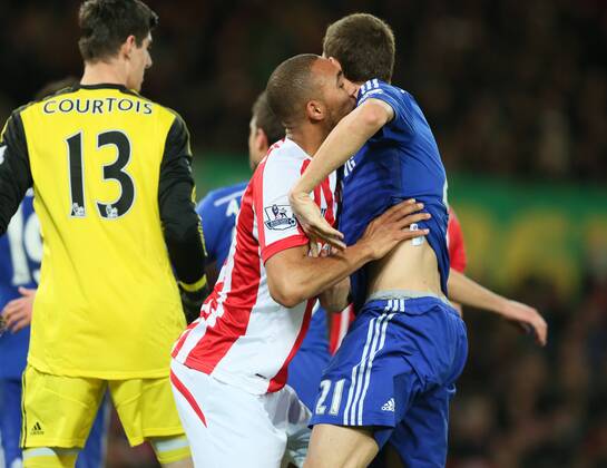 Aktuell Fußball, England, Premier League, Stoke City - FC Chelsea Steven N Zonzi of Stoke City and Nemanja Matic of Chelsea clash - Barclays Premier League - Stoke City vs FC Chelsea -- Britannia Stadium - Stoke - England - 22nd December 2014 - EDITORIAL USE ONLY. No use with unauthorised audio, video, data, fixture lists, club league logos or live services. Online in-match use limited to 120 images, no video emulation. No use in betting, games or single club league player publications.