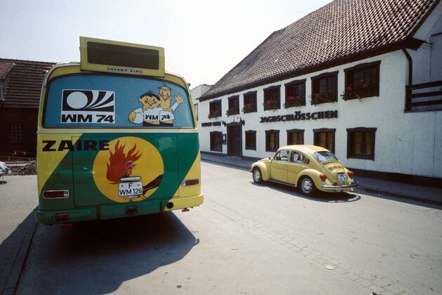 WM 1974: Mannschaftsbus Zaire neben dem Hotel Jagdschlößchen in Ascheberg, Mannschaftsquartier der Nationalmannschaft aus Zaire