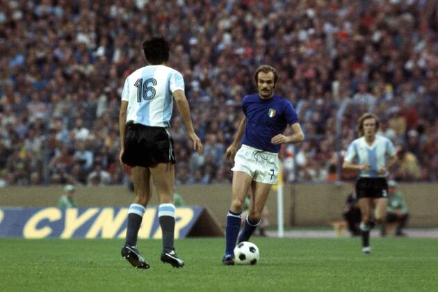 Sandro Mazzola (Italien) gegen Francisco Sa (Argentinien)