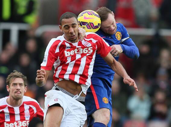 Aktuell Fußball, England, Premier League, Stoke City - Manchester United Steven N Zonzi of Stoke City tussles with Wayne Rooney of Manchester United ManU Barclays Premier League - Stoke City vs Manchester Utd - Stoke - England - 1st January 2015 - Picture Simon Bellis Sportimage EDITORIAL USE ONLY. No use with unauthorised audio, video, data, fixture lists, club league logos or live services. Online in-match use limited to 120 images, no video emulation. No use in betting, games or single club league player publications.