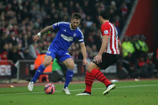 Football - 2014 2015 FA Cup - Third Round: Southampton vs. Ipswich Town Luke Chambers of Ipswich Town takes on Southampton s Graziano Pelle at St Mary s Stadium Southampton Colorsport Shaun Boggust