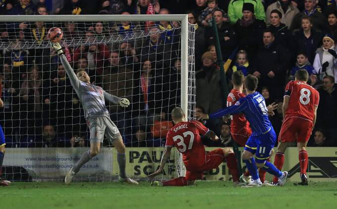 Aktuell Fußball, England, FA Cup, AFC Wimbledon - FC Liverpool AFC Wimbledon s Sean Rigg sees his shot saved superbly by Liverpool s Simon Mignolet FA Cup Third Round - AFC Wimbledon - FC Liverpool - Kingsmeadow Stadium park - England - 5th January 2015 - EDITORIAL USE ONLY. No use with unauthorised audio, video, data, fixture lists, club league logos or live services. Online in-match use limited to 120 images, no video emulation. No use in betting, games or single club league player publications.