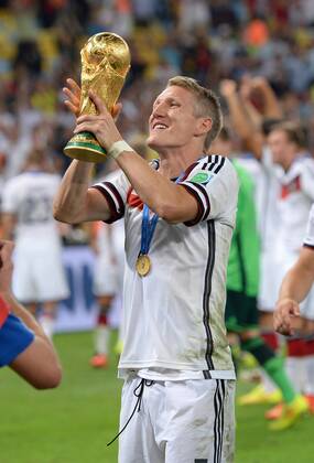FUSSBALL WM 2014 FINALE Deutschland - Argentinien 13.07.2014 DEUTSCHLAND FEIERT DEN WM TITEL 2014: Bastian Schweinsteiger jubelt mit dem WM Pokal