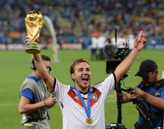 FUSSBALL WM 2014 FINALE Deutschland 1-0 Argentinien 13.07.2014 DEUTSCHLAND FEIERT DEN WM TITEL 2014: Matchwinner, Torschütze zum 1-0 Sieg, Mario Götze jubelt mit dem WM Pokal
