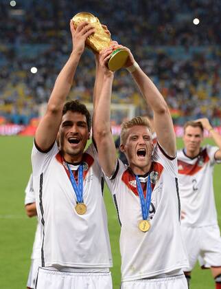 FUSSBALL WM 2014 FINALE Deutschland - Argentinien 13.07.2014 DEUTSCHLAND FEIERT DEN WM TITEL 2014: Mats Hummels (li) und Andre Schürrle jubeln mit dem WM Pokal