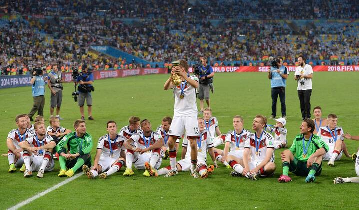 FUSSBALL WM 2014 FINALE Deutschland - Argentinien 13.07.2014 DEUTSCHLAND FEIERT DEN WM TITEL 2014: TEAMJUBEL; Spassvogel Thomas Mueller (Mitte) mit WM Pokal