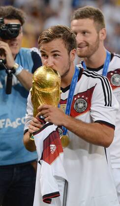 FUSSBALL WM 2014 FINALE Deutschland - Argentinien 13.07.2014 DEUTSCHLAND FEIERT DEN WM TITEL 2014: Matchwinner, Torschütze zum 1-0 Sieg, Mario Götze küsst den WM Pokal
