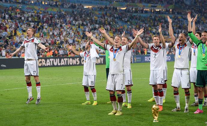 FUSSBALL WM 2014 FINALE Deutschland - Argentinien 13.07.2014 DEUTSCHLAND FEIERT DEN WM TITEL 2014: JUBEL; Per Mertesacker, Mario Götze, Bastian Schweinsteiger, Shkodran Mustafi, Kevin Grosskreutz, Benedikt Höwedes und Torwart Roman Weidenfeller (v.li.) mit WM Pokal
