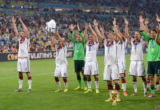 FUSSBALL WM 2014 FINALE Deutschland - Argentinien 13.07.2014 DEUTSCHLAND FEIERT DEN WM TITEL 2014: JUBEL; Per Mertesacker, Mario Götze, Torwart Ron-Robert Zieler, Shkodran Mustafi, Bastian Schweinsteiger, Benedikt Höwedes und Torwart Roman Weidenfeller (v.li.) mit WM Pokal