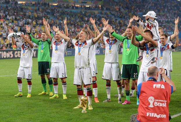 FUSSBALL WM 2014 FINALE Deutschland - Argentinien 13.07.2014 DEUTSCHLAND FEIERT DEN WM TITEL 2014: JUBEL; Mario Götze, Torwart Ron-Robert Zieler, Shkodran Mustafi, Bastian Schweinsteiger, Benedikt Höwedes, Torwart Roman Weidenfeller, Lukas Podolski und Philipp Lahm (v.li.) mit WM Pokal