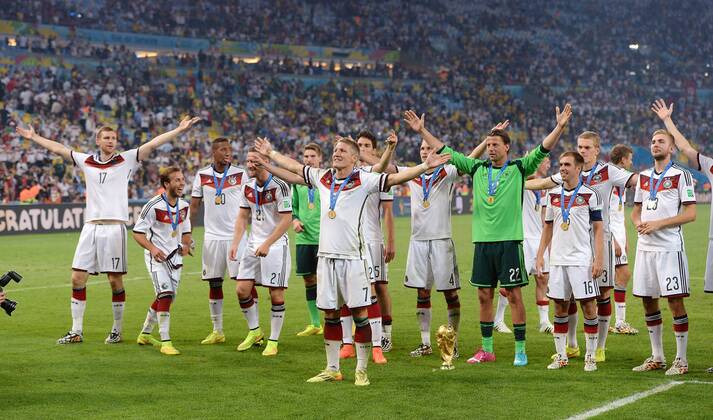 FUSSBALL WM 2014 FINALE Deutschland - Argentinien 13.07.2014 DEUTSCHLAND FEIERT DEN WM TITEL 2014: JUBEL; Per Mertesacker, Mario Götze, Jerome Boateng, Shkodran Mustafi, Torwart Ron-Robert Zieler, Mats Hummels, Bastian Schweinsteiger, Benedikt Höwedes, Torwart Roman Weidenfeller, Philipp Lahm, Matthias Ginter und Christoph Kramer (v.li.) mit WM Pokal
