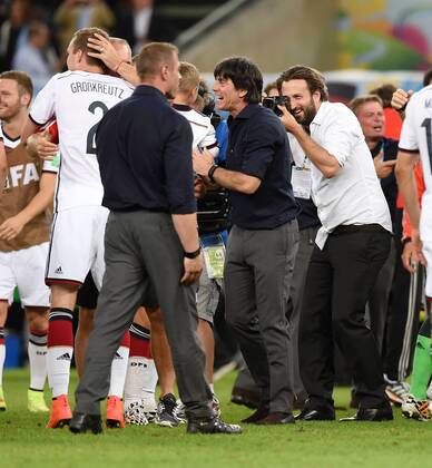 FUSSBALL WM 2014 FINALE Deutschland - Argentinien 13.07.2014 DEUTSCHLAND FEIERT DEN WM TITEL 2014: JUBEL Trainer Joachim Loew (Mitte) fotografiert von Paul Ripke (re)
