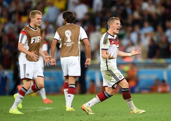 FUSSBALL WM 2014 FINALE Deutschland - Argentinien 13.07.2014 DEUTSCHLAND FEIERT DEN WM TITEL 2014: Bastian Schweinsteiger (re) jubelt beobachtet von Matthias Ginter (li)