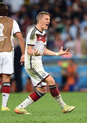 FUSSBALL WM 2014 FINALE Deutschland - Argentinien 13.07.2014 DEUTSCHLAND FEIERT DEN WM TITEL 2014: Bastian Schweinsteiger jubelt