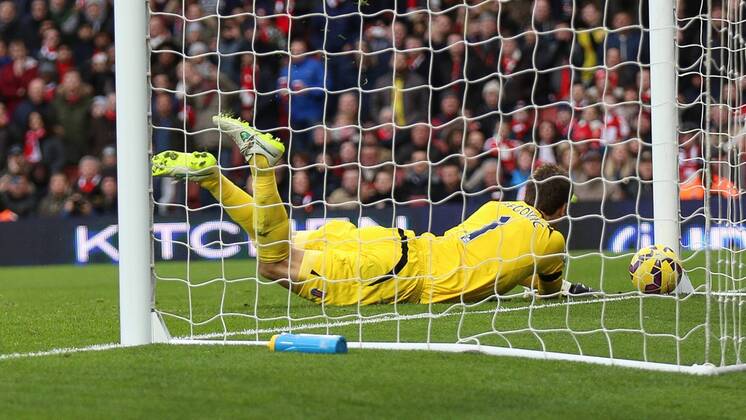 Football - 2014 2015 - Barclays Premier League, - Arsenal Vs Stoke City, Stoke City s Asmir Begovic mistake sees Arsenal s AlexisSanchez shot roll over the goal line at The Emirates Stadium ARS_STO