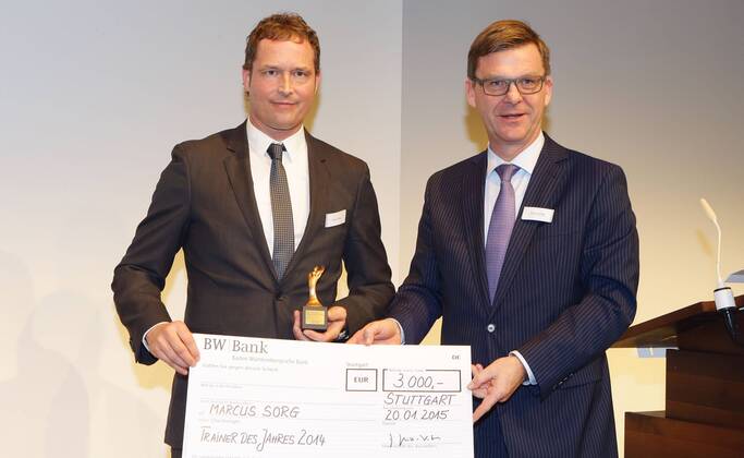 Stuttgart , Trainerpreisverleihung LSV Trainerpreis 2014 Baden- Württemberg , Marcus Sorg ( links ) bekommt die Auszeichnung Trainer des Jahres überreicht von Thomas Edig ( Stellvertretender Vostandsvorsitzdender Porsche AG )