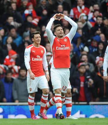 Aktuell Fußball, England, Premier League, FC Arsenal - Aston Villa Football - 2014 2015 Premier League - Arsenal vs. Aston Villa Arsenal s Olivier Giroud celebrates his goal with a heart shaped symbol to the stands at The Emirates. COLORSPORT ANDREW COWIE