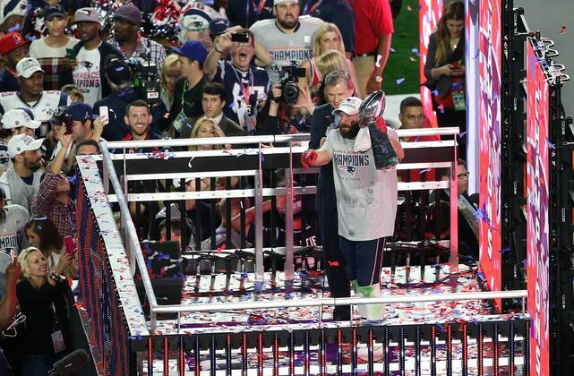 01 February 2015: New England Patriots wide receiver Julian Edelman 11 holds the Lombardi Trophy after Super Bowl XLIX at University of Phoenix Stadium in Glendale, Az. The New England Patriots beat the Seattle Seahawks 28-24. NFL American Football Herren USA FEB 01 Super Bowl XLIX - Patriots v Seahawks Icon3171502013837 EDITORIAL USE ONLY