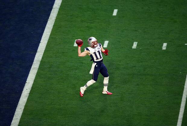 01 February 2015: New England Patriots wide receiver Julian Edelman 11 warms up before the start of Super Bowl XLIX between the Seattle Seahawks and the New England Patriots at University of Phoenix Stadium in Glendale, Az. NFL American Football Herren USA FEB 01 Super Bowl XLIX - Patriots v Seahawks Icon3171502010407 EDITORIAL USE ONLY