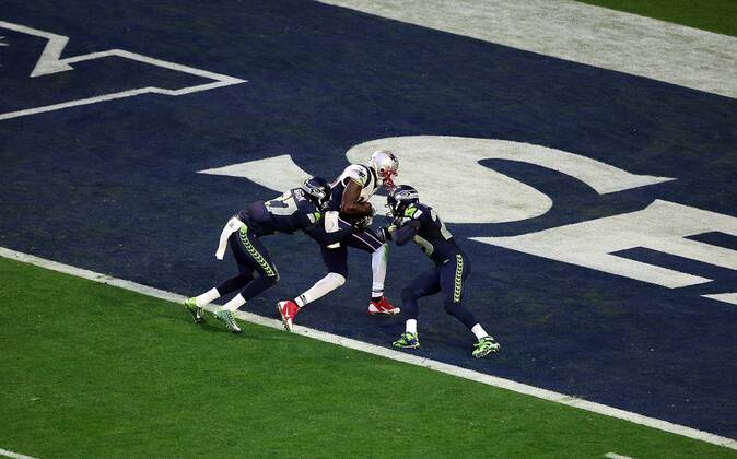 01 February 2015: New England Patriots wide receiver Brandon LaFell 19 is hit by Seattle Seahawks cornerback Tharold Simon 27 (left) and free safety Earl Thomas 29 (right) during the first half of Super Bowl XLIX between the Seattle Seahawks and the New England Patriots at University of Phoenix Stadium in Glendale, Az. NFL American Football Herren USA FEB 01 Super Bowl XLIX - Patriots v Seahawks Icon3171502011371 EDITORIAL USE ONLY