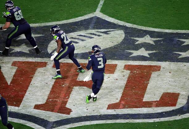 01 February 2015: Seattle Seahawks quarterback Russell Wilson 3 drops back to pass during the first half of Super Bowl XLIX between the Seattle Seahawks and the New England Patriots at University of Phoenix Stadium in Glendale, Az. NFL American Football Herren USA FEB 01 Super Bowl XLIX - Patriots v Seahawks Icon3171502011837 EDITORIAL USE ONLY