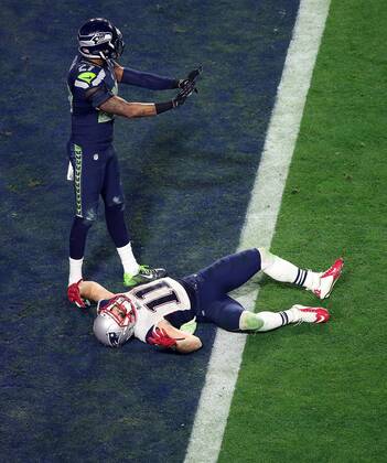 01 February 2015: New England Patriots wide receiver Julian Edelman 11 lies on the ground after missing a pass while being defended by Seattle Seahawks cornerback Tharold Simon 27 during the second half of Super Bowl XLIX between the Seattle Seahawks and the New England Patriots at University of Phoenix Stadium in Glendale, Az. The New England Patriots beat the Seattle Seahawks 28-24. NFL American Football Herren USA FEB 01 Super Bowl XLIX - Patriots v Seahawks Icon3171502012761 EDITORIAL USE ONLY