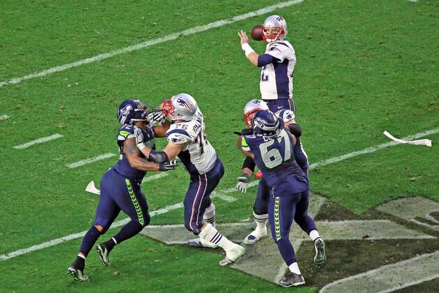 Sebastian Vollmer (76, Patriots) blockt DE Michael Bennett (72, Seahawks) und verschafft QB Tom Brady (12 Patriots) Zeit - Super Bowl XLIX, Seattle Seahawks vs. New England Patriots, University of Phoenix Stadium, Phoenix