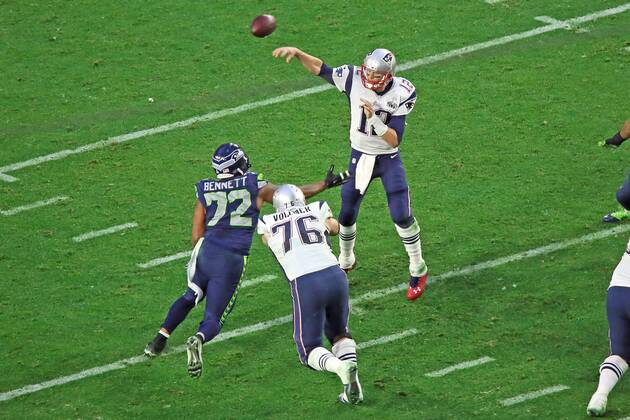 Sebastian Vollmer (76, Patriots) blockt DE Michael Bennett (72, Seahawks) und verschafft QB Tom Brady (12 Patriots) Zeit - Super Bowl XLIX, Seattle Seahawks vs. New England Patriots, University of Phoenix Stadium, Phoenix
