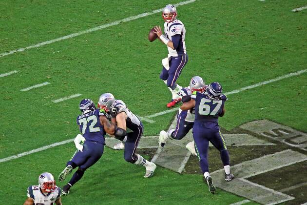 Sebastian Vollmer (76, Patriots) blockt DE Michael Bennett (72, Seahawks) und verschafft QB Tom Brady (12 Patriots) Zeit - Super Bowl XLIX, Seattle Seahawks vs. New England Patriots, University of Phoenix Stadium, Phoenix