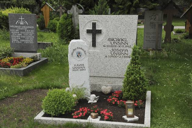 GRAB VON XAVER UNSINN AUF DEM WALDFRIEDHOF IN FUESSEN