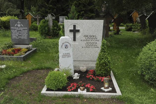 GRAB VON XAVER UNSINN AUF DEM WALDFRIEDHOF IN FUESSEN