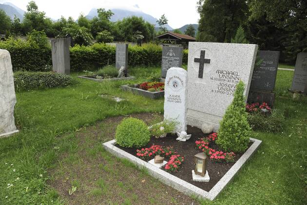 GRAB VON XAVER UNSINN AUF DEM WALDFRIEDHOF IN FUESSEN