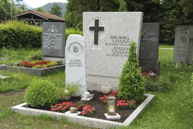 GRAB VON XAVER UNSINN AUF DEM WALDFRIEDHOF IN FUESSEN