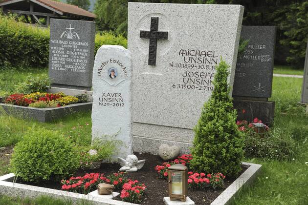 GRAB VON XAVER UNSINN AUF DEM WALDFRIEDHOF IN FUESSEN