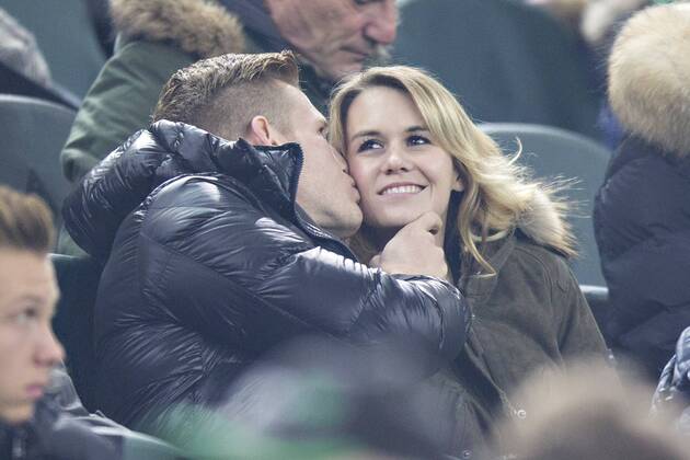 Mönchengladbach, 03.02.2015, Borussia Park Andre Hahn (BMG) küsst Freundin Ragna Borussia Mönchengladbach - SC Freiburg mm
