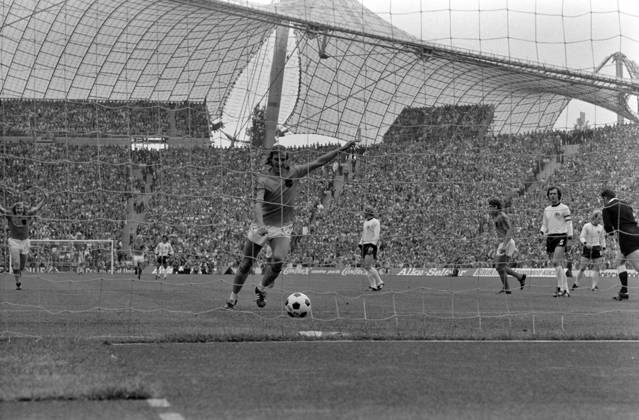 Fussball Weltmeisterschaft 1974 Finale Deutschland - Holland 07.07.1974 Johan NEESKENS (Holland) trifft per Elfmeter zum 0:1. xxNOxMODELxRELEASExx