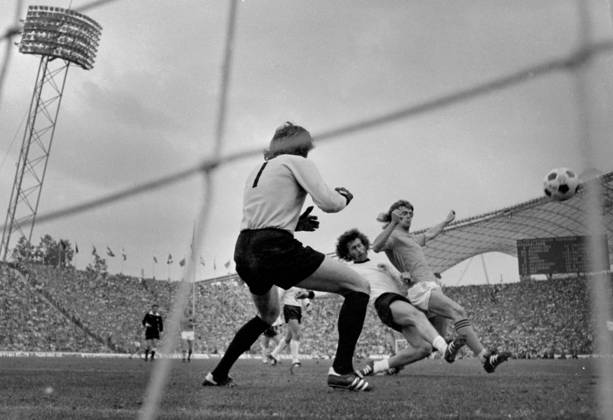 Fussball Weltmeisterschaft 1974 Finale Deutschland - Holland 07.07.1974 Sepp MAIER (links) und Paul BREITNER (Mitte beide Deutschland) gegen Johan NEESKENS (Holland) xxNOxMODELxRELEASExx